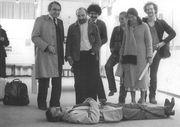 Hommage à John Cage (1985) Luc Ferrari par terre.